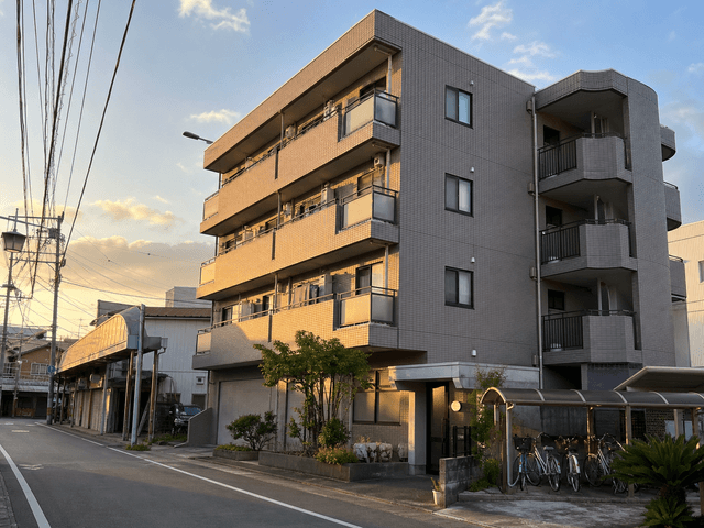 青葉町、夕方の光が入るマンションの外観